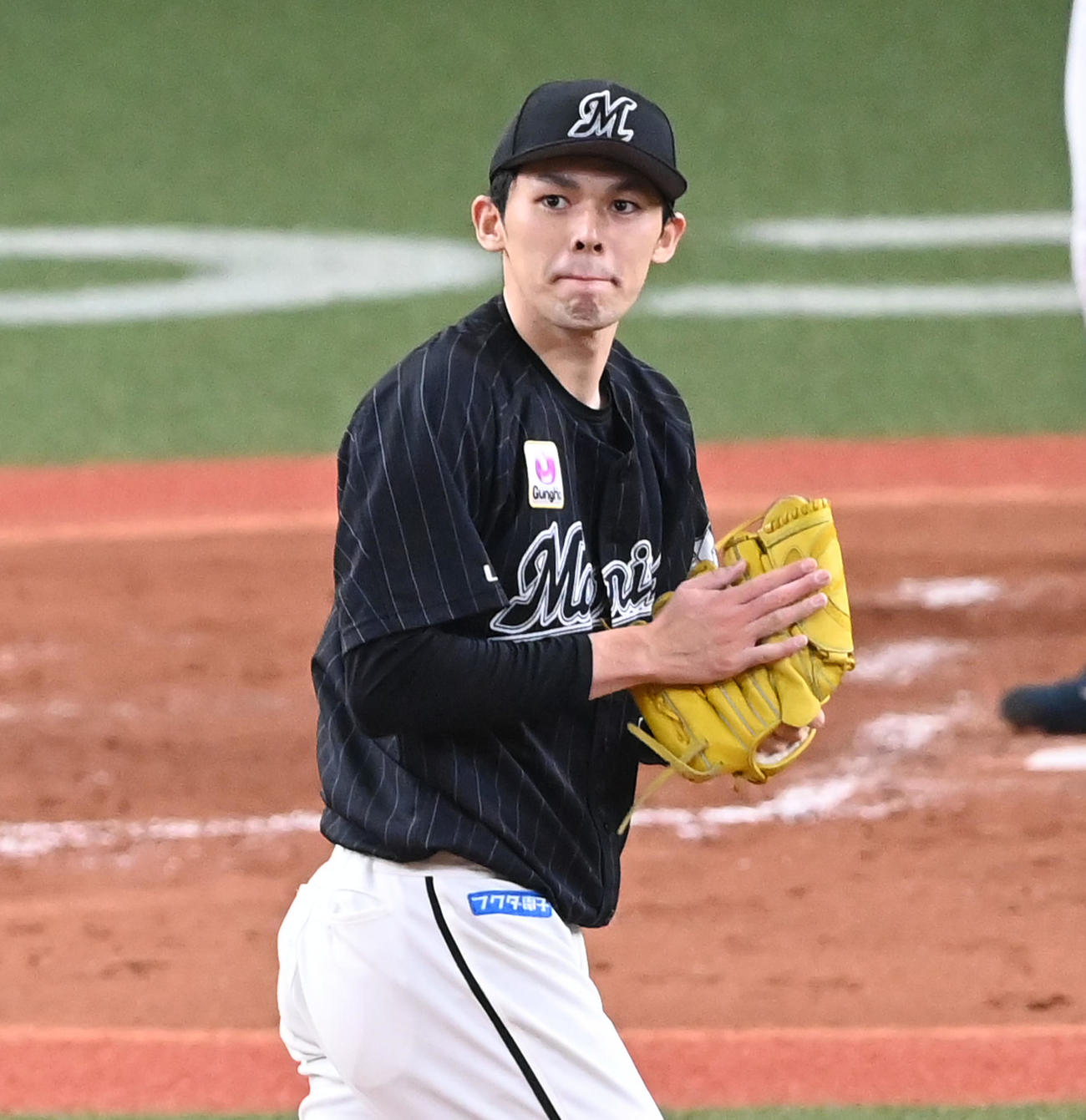 オリックス対ロッテ　4回裏オリックス2死一塁、杉本を空振りの三振に打ち取りグラブをたたく佐々木朗（撮影・前岡正明）