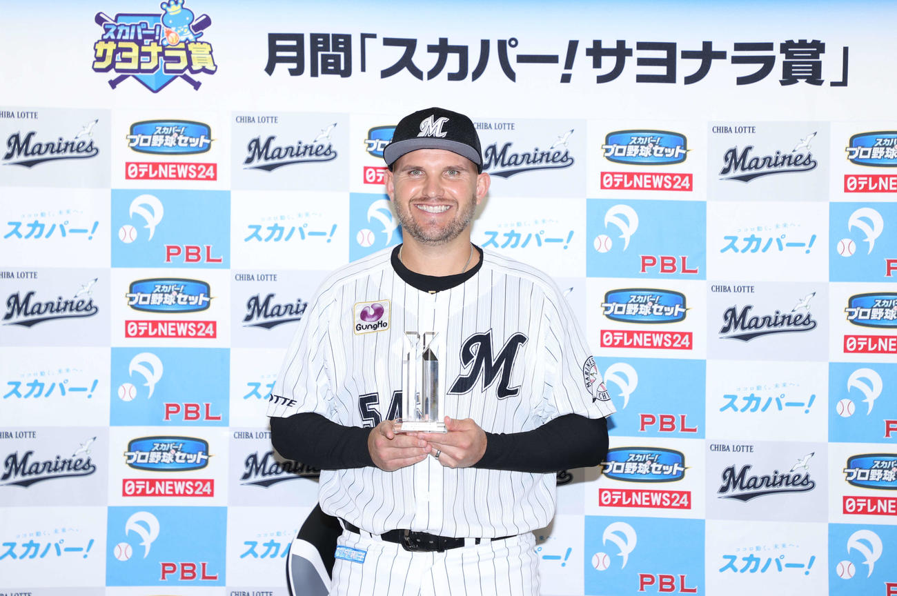 9月度の「スカパー！　サヨナラ賞」を受賞したロッテのブランドン・レアード内野手（球団提供）