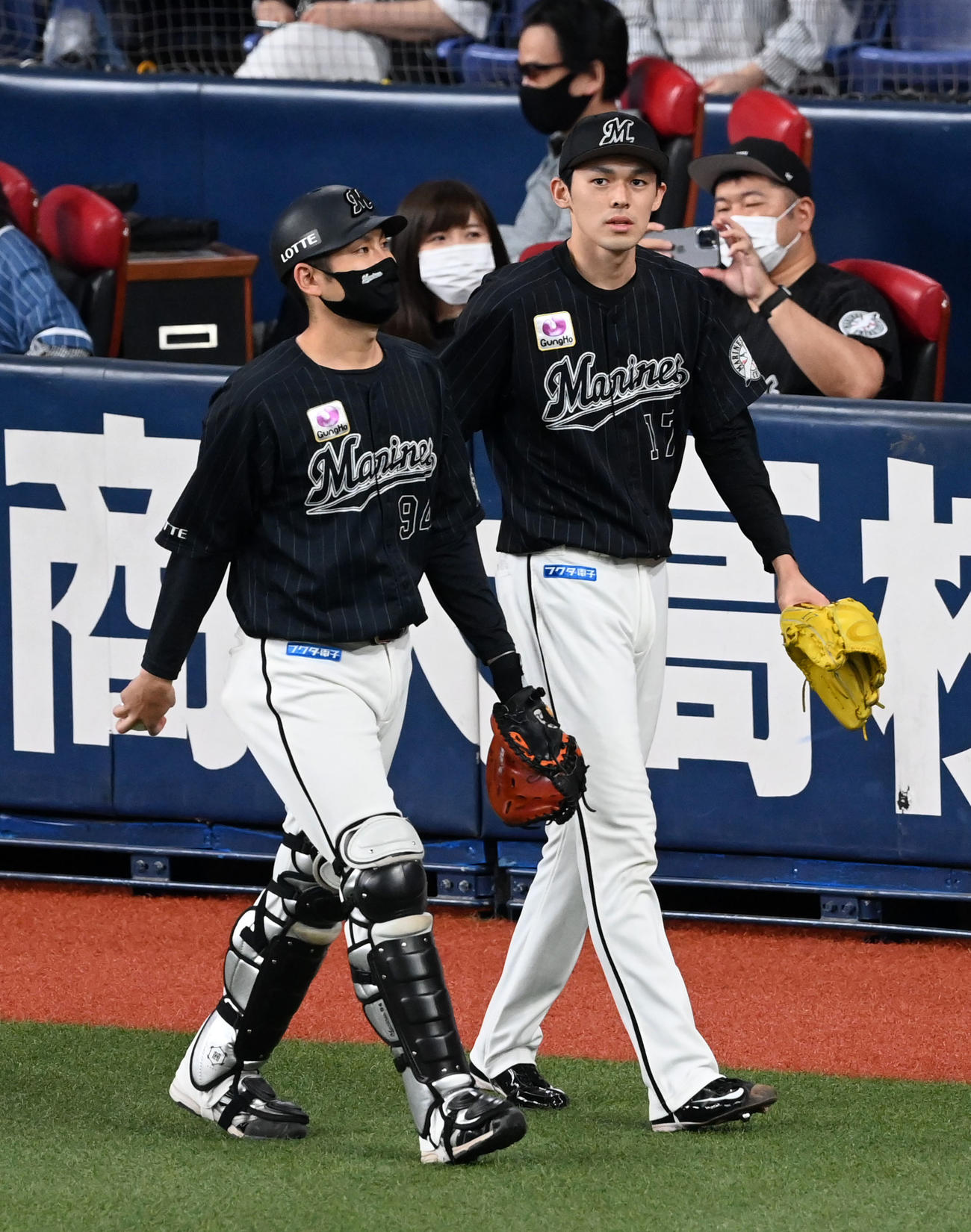 オリックス対ロッテ　試合前練習に向かう佐々木朗（撮影・前岡正明）