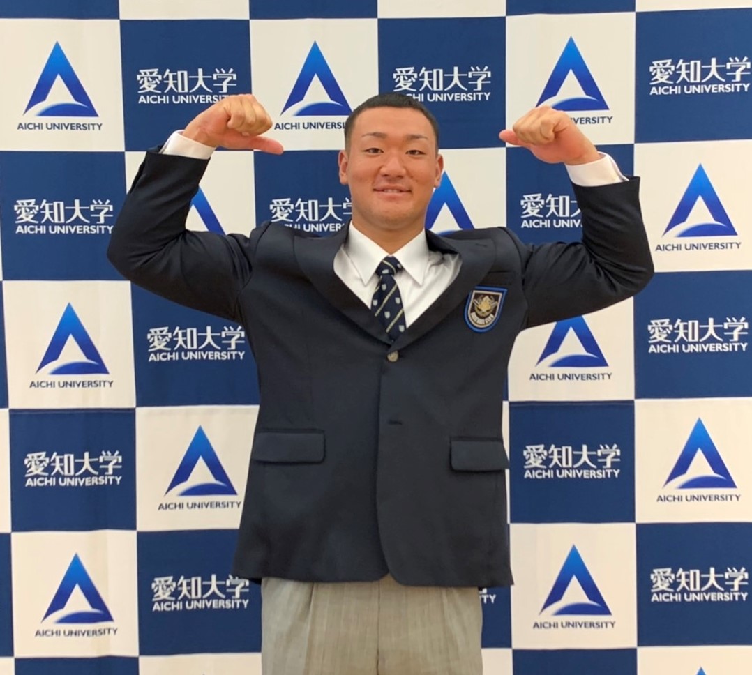 楽天ドラフト2位の愛知大・安田は、指名あいさつを終えガッツポーズで意気込む