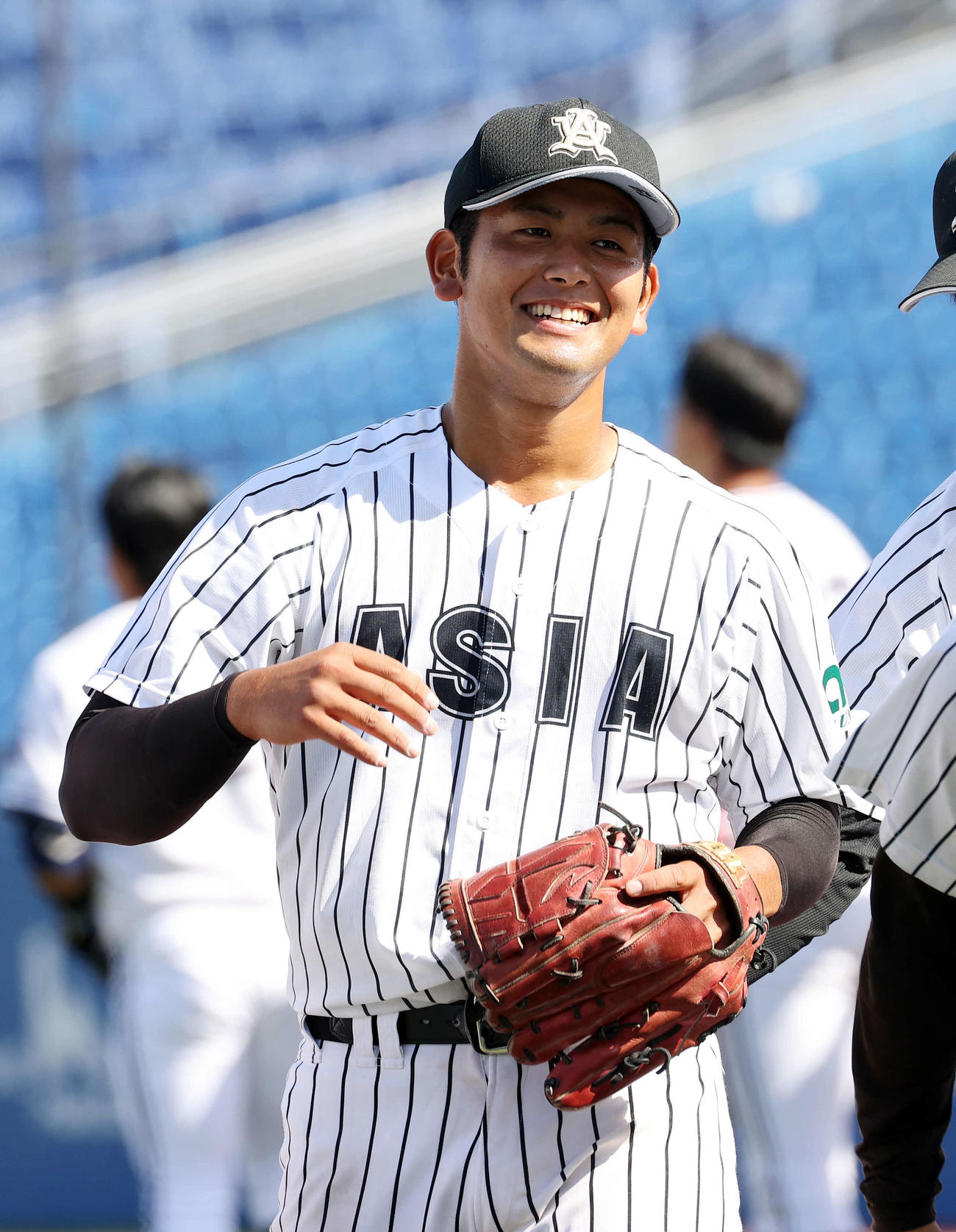 勝利し笑顔を見せる亜大・岡留（撮影・鈴木正人）