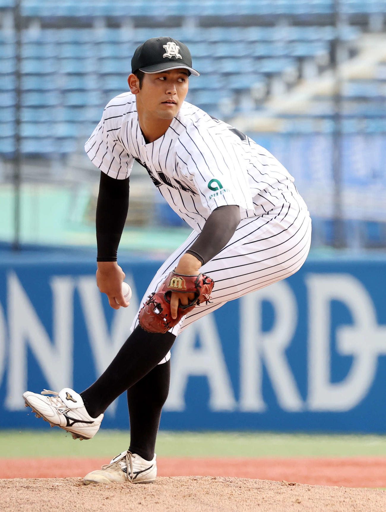 亜大対中大　先発し力投する亜大・岡留（撮影・鈴木正人）