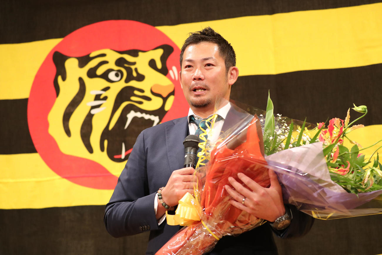 現役引退の記者会見で話す岩田稔（2021年10月1日）