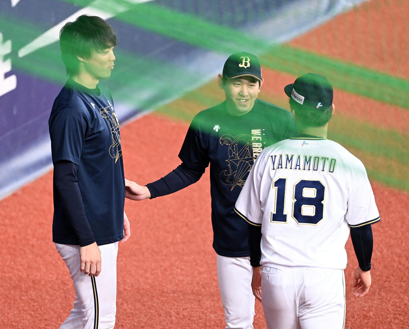 オリックス対ロッテ　山崎福（左）、山本（右）と笑顔で話す宮城（撮影・前岡正明）