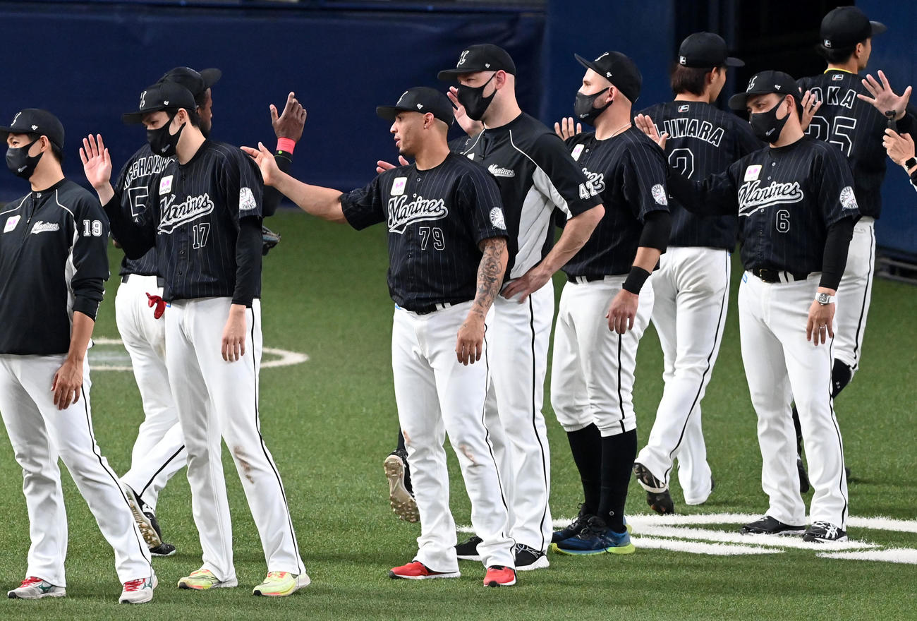 オリックス対ロッテ　オリックスに勝利、マジック9が点灯しナインを迎える井口監督（右）（撮影・前岡正明）