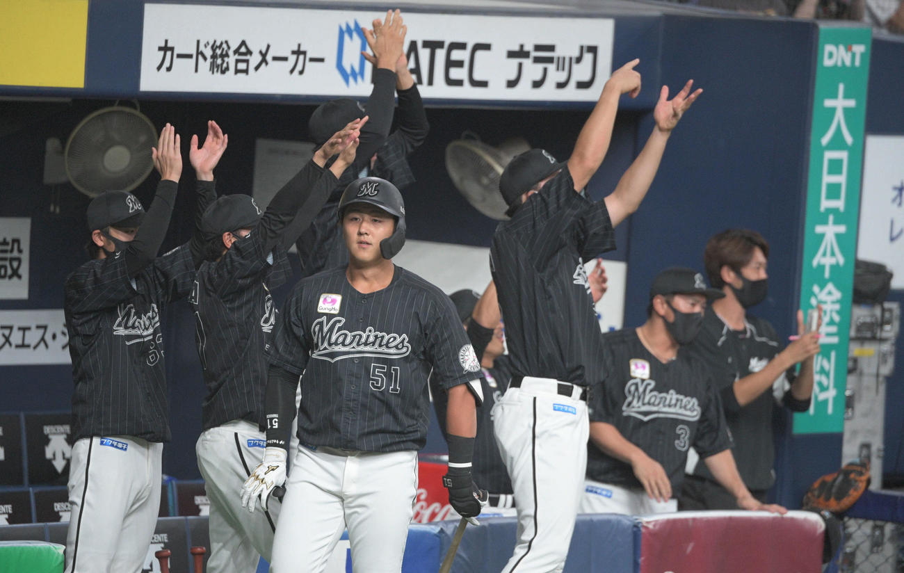 オリックス対ロッテ　先制に涌くロッテナイン（撮影・渦原淳）