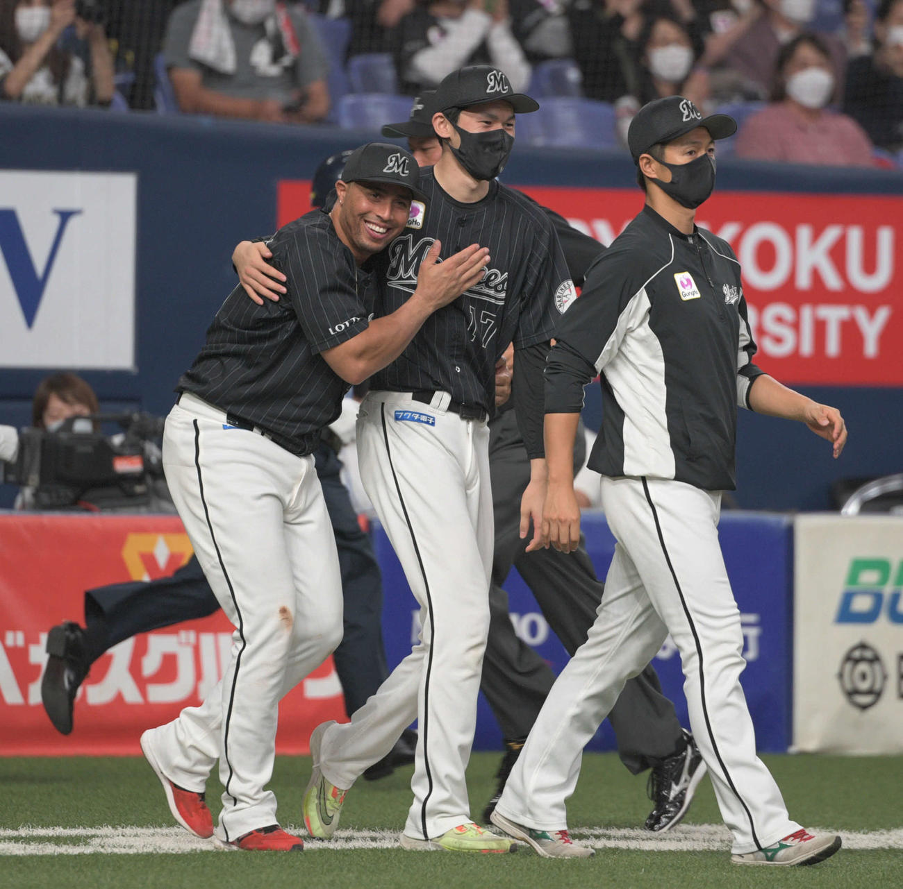 オリックス対ロッテ　試合後、マーティンに抱き着かれ祝福を受ける佐々木朗希（中央）（撮影・渦原淳）