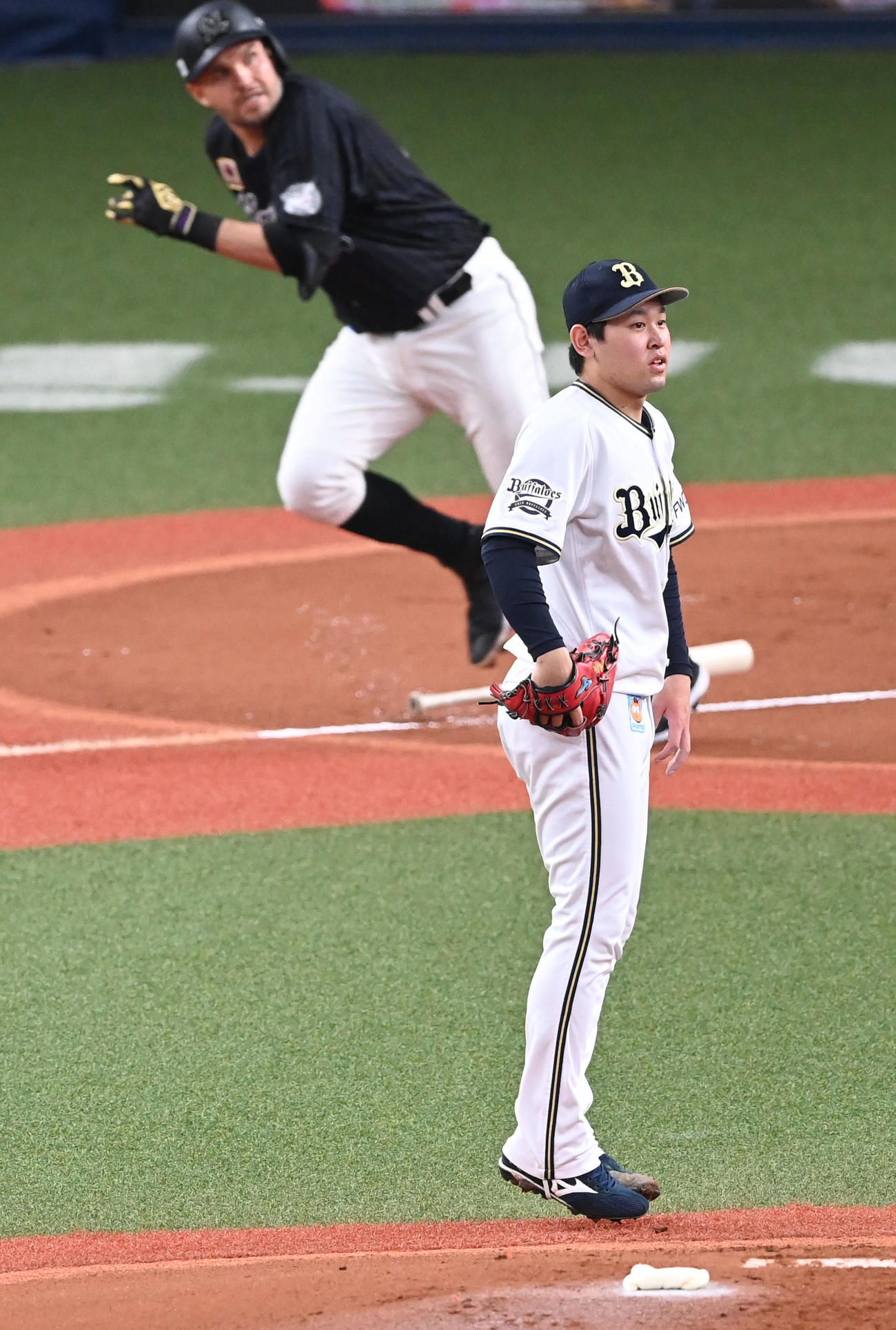 オリックス対ロッテ　1回表ロッテ1死一、二塁、レアードに先制に左適時二塁打を打たれた宮城（撮影・前岡正明）