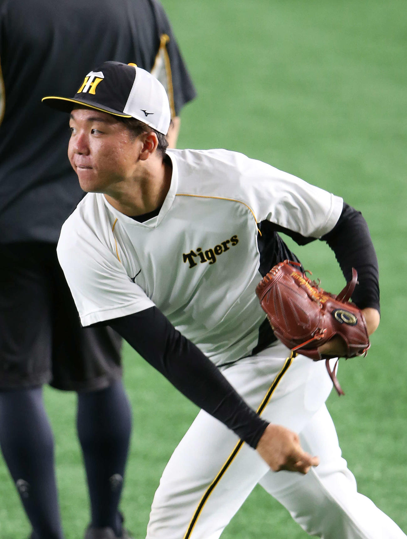 巨人対阪神　試合前、キャッチボールする阪神村上（撮影・河野匠）