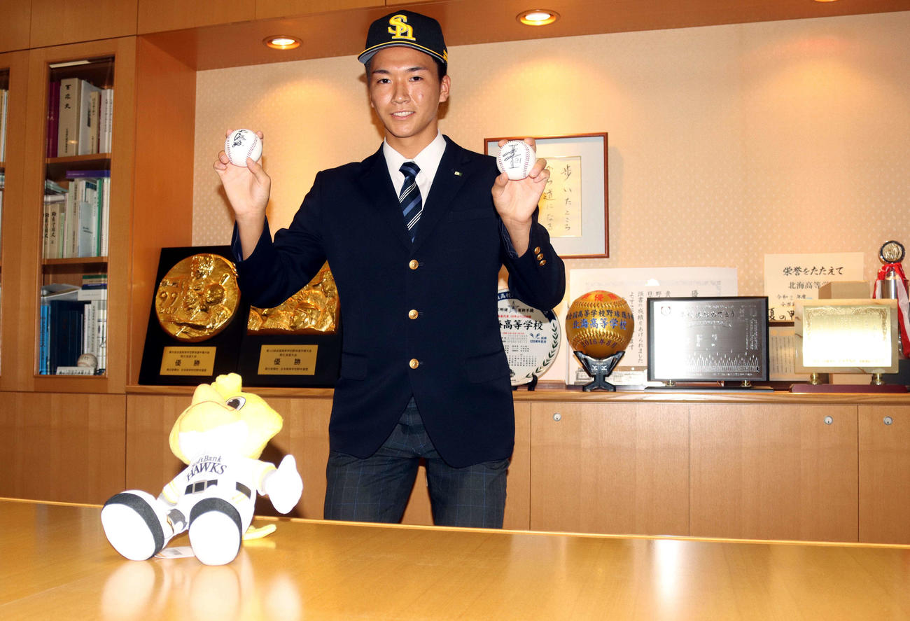 指名あいさつを受け、右手にソフトバンク王会長、左手に工藤監督のサインボールを持って笑顔の北海・木村（撮影・永野高輔）