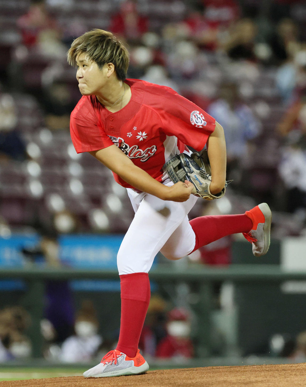 広島対DeNA　始球式で投げるはつかいちサンブレイズの岩谷美里監督兼選手（撮影・加藤孝規）
