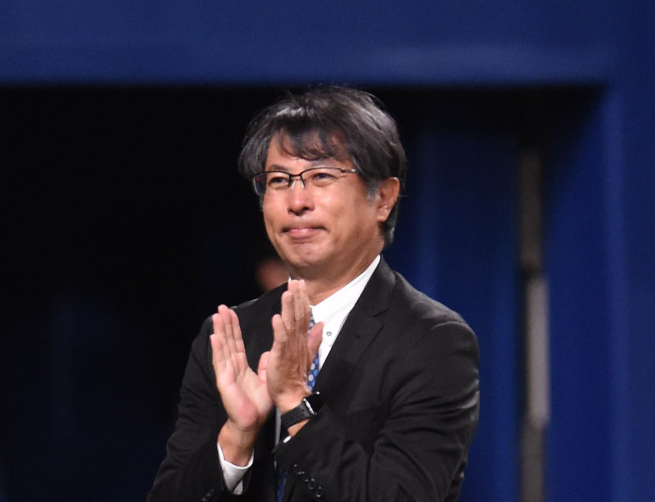 中日対ヤクルト　試合前、NPB通算2000試合出場を達成した福留に目録を贈呈する大島オーナー（撮影・森本幸一）