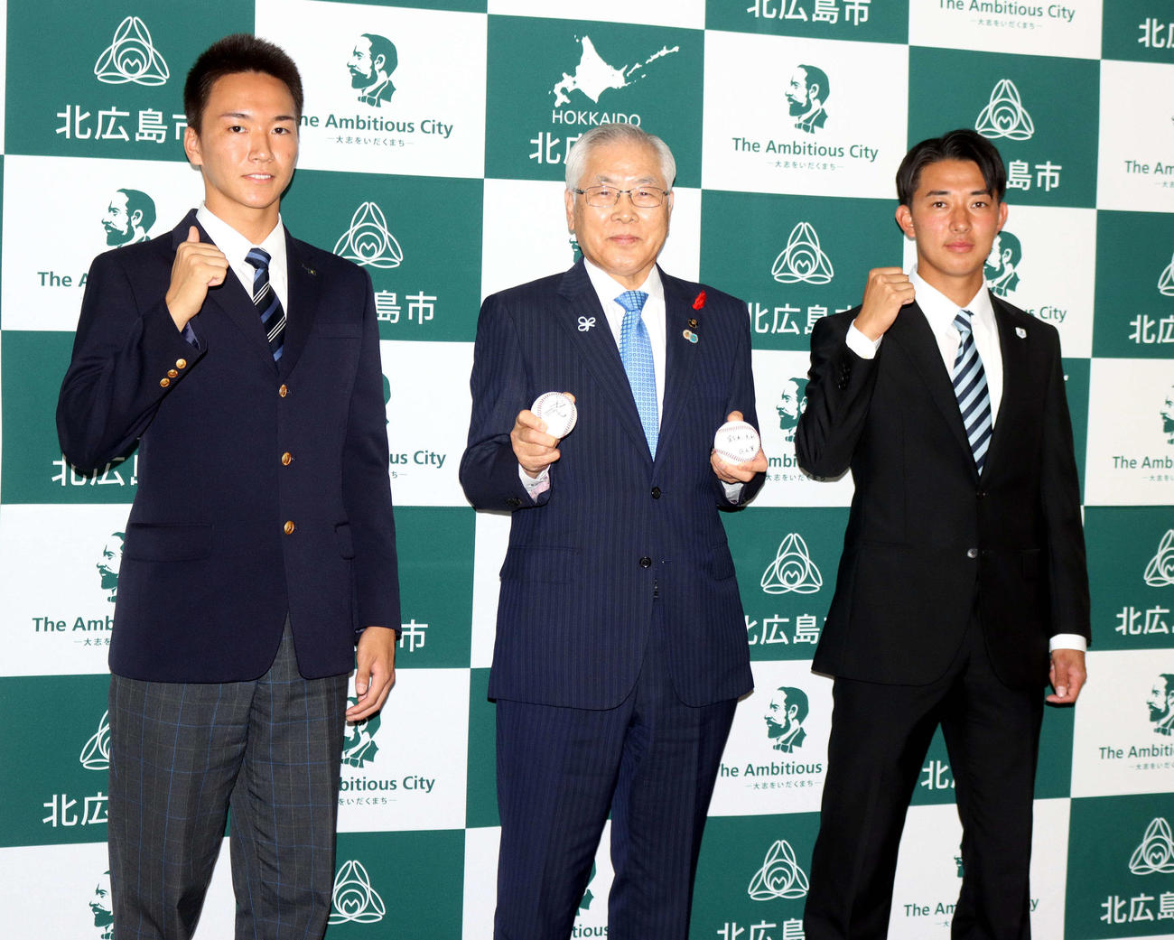 北広島市の上野市長を表敬訪問した北海・木村（左）と北海学園大・鈴木（右）（撮影・永野高輔）