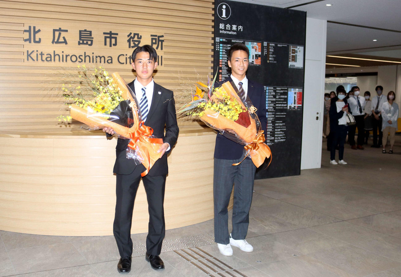 北広島市役所で花束を贈呈された北海学園大・鈴木（左）と北海・木村（撮影・永野高輔）
