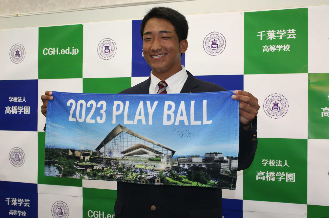 日本ハムから指名あいさつを受けたドラフト2位の千葉学芸・有薗（撮影・木下大輔）