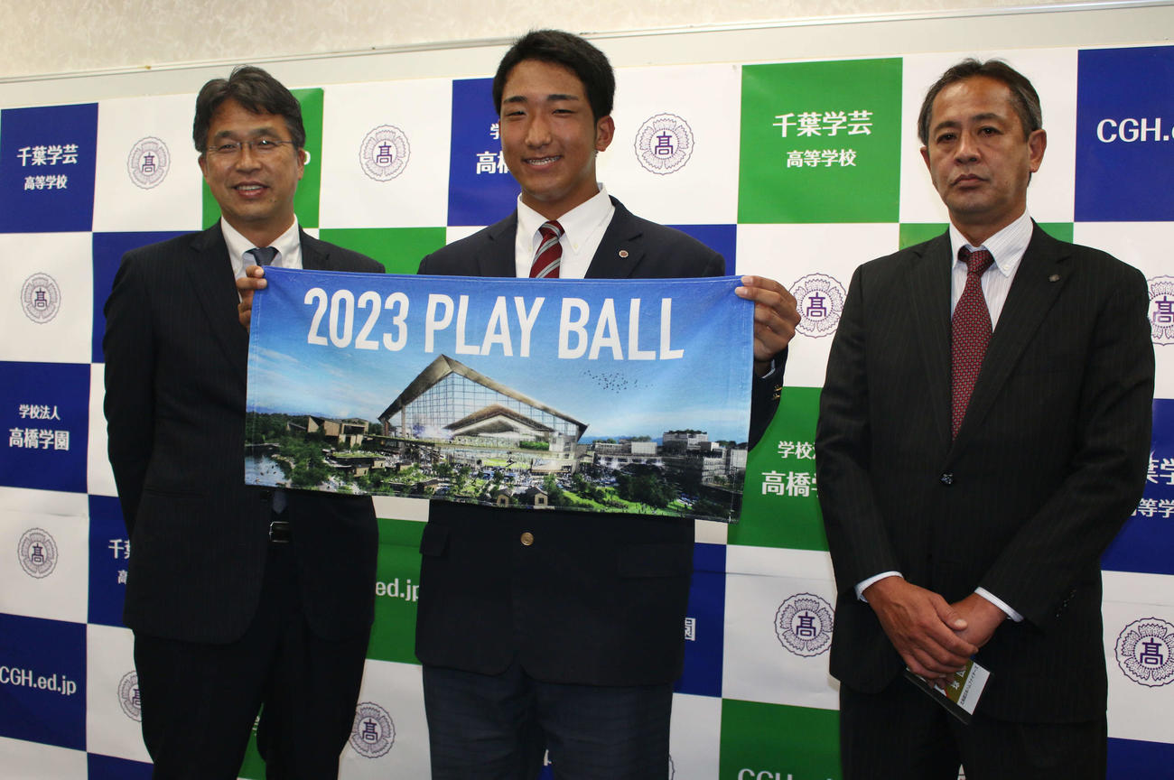 日本ハム大渕スカウト部長（左）と高橋スカウトから指名あいさつを受けたドラフト2位の千葉学芸・有薗（左から2人目）（撮影・木下大輔）