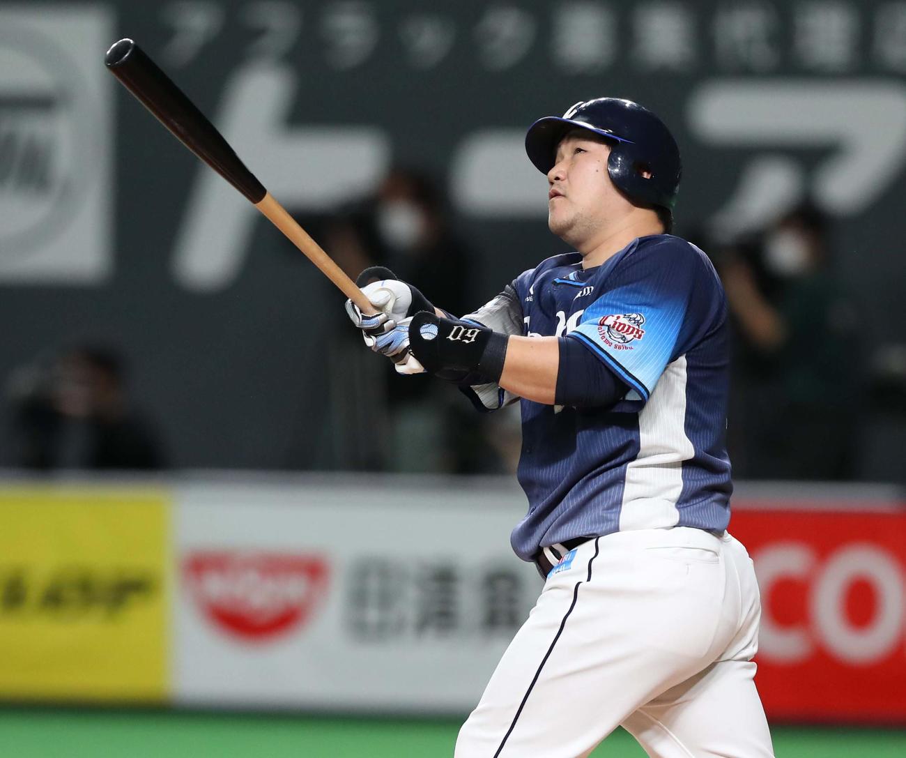 日本ハム対西武　6回表西武無死二塁、左越え2点本塁打を放つ中村（撮影・黒川智章）