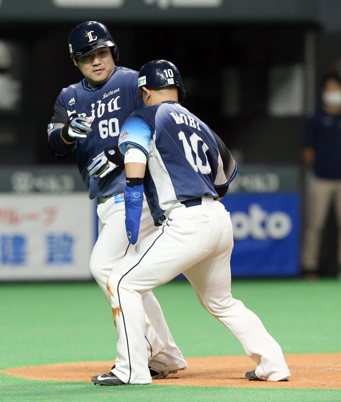 日本ハム対西武　6回表西武無死二塁、先制となる左越え2点本塁打を放ち森（右手前）に出迎えられる中村（撮影・佐藤翔太）