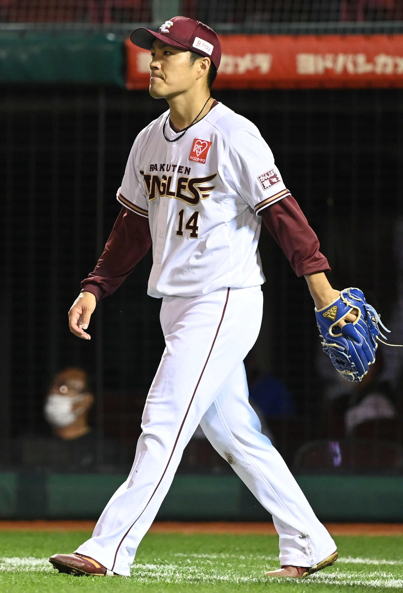 楽天対ソフトバンク　5回表ソフトバンク2死一、二塁、中村晃に適時打を許し険しい表情の則本昂（撮影・山崎安昭）