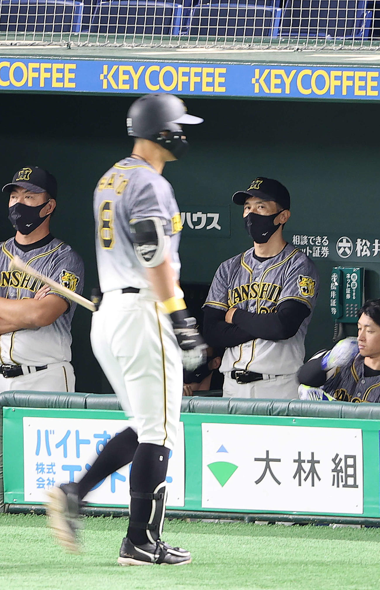 巨人対阪神　8回表阪神1死、空振り三振に倒れベンチに戻る佐藤輝（手前）に目をやる矢野監督（撮影・河野匠）