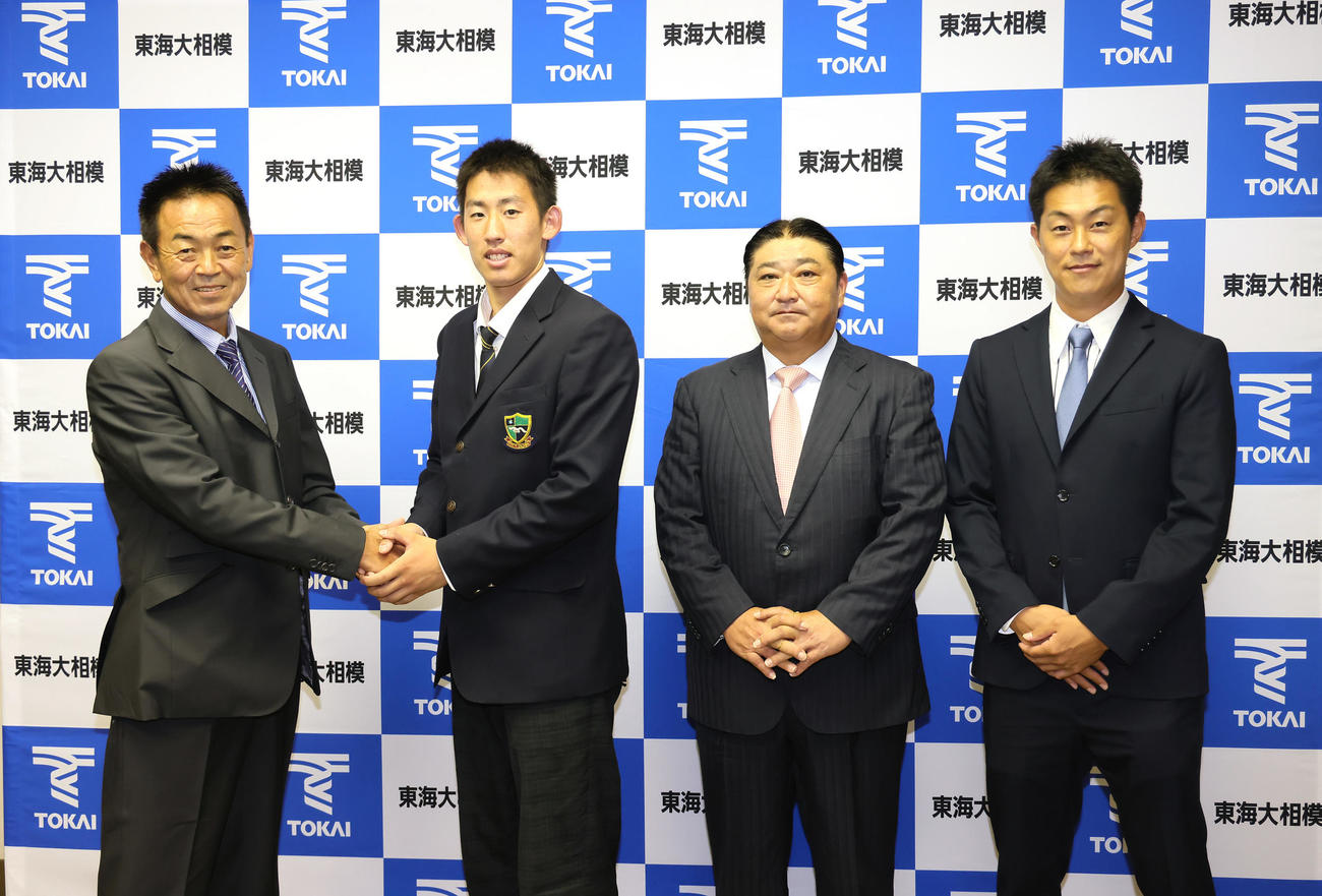 巨人ドラフト4位の東海大相模・石田（中央左）は指名あいさつを受け、水野スカウト部長（左端）と握手を交わす。中央右は同校の門馬前監督、右端は円谷スカウト（撮影・足立雅史）