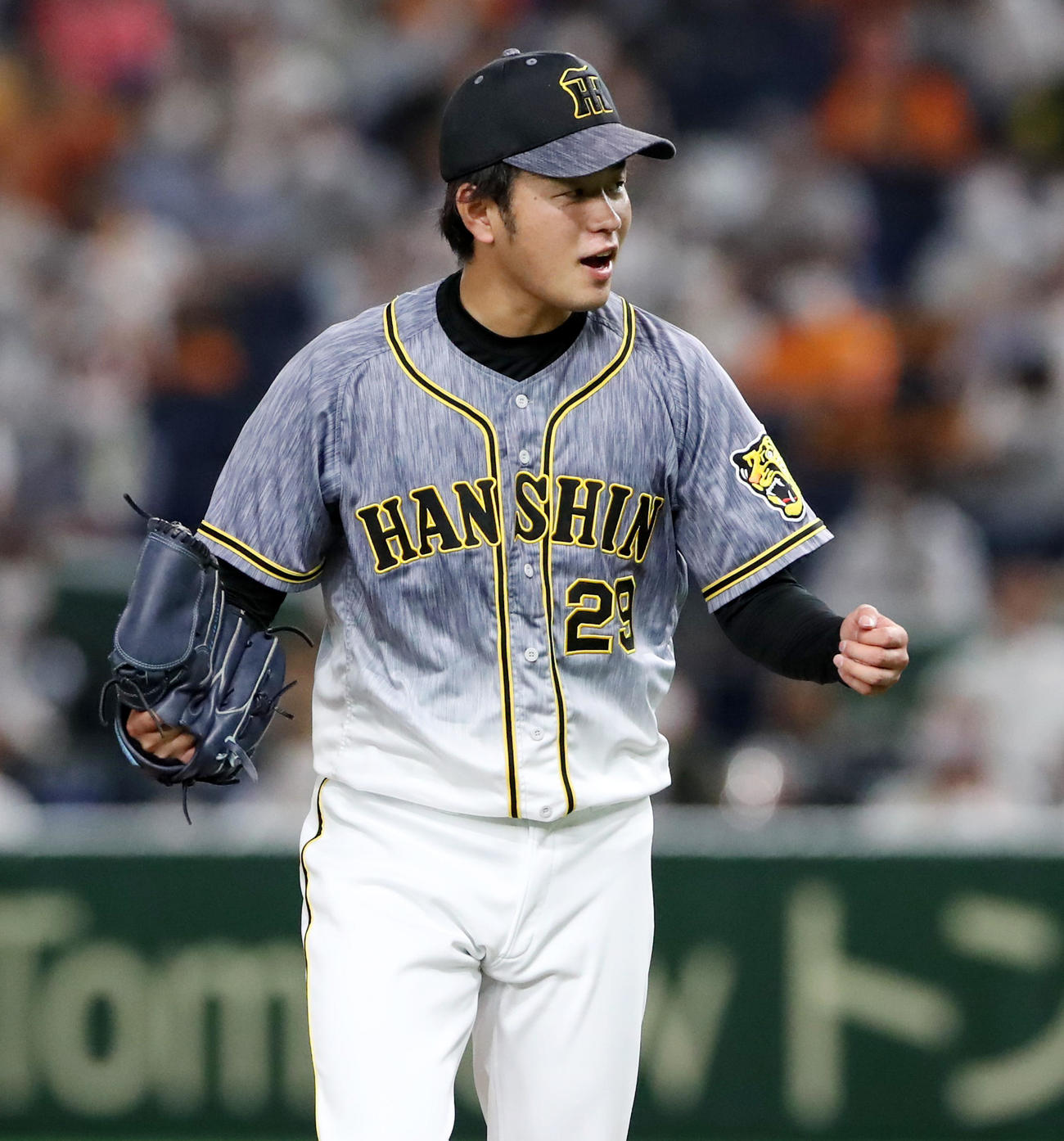 巨人対阪神　6回裏巨人2死一塁、高橋は岡本を三振に仕留めガッツポーズを見せる（撮影・加藤哉）