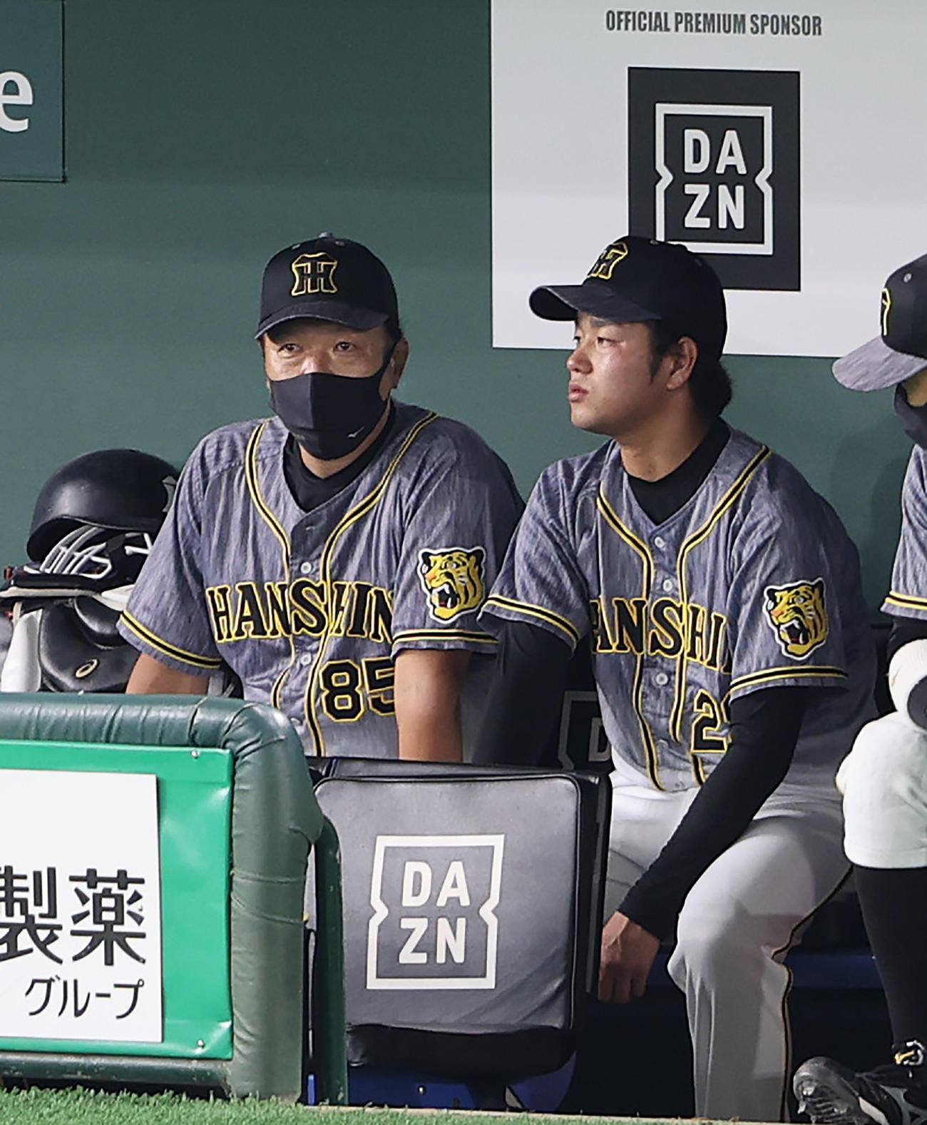 巨人対阪神　8回表、福原コーチ（左）と言葉を交わす高橋（撮影・河野匠）
