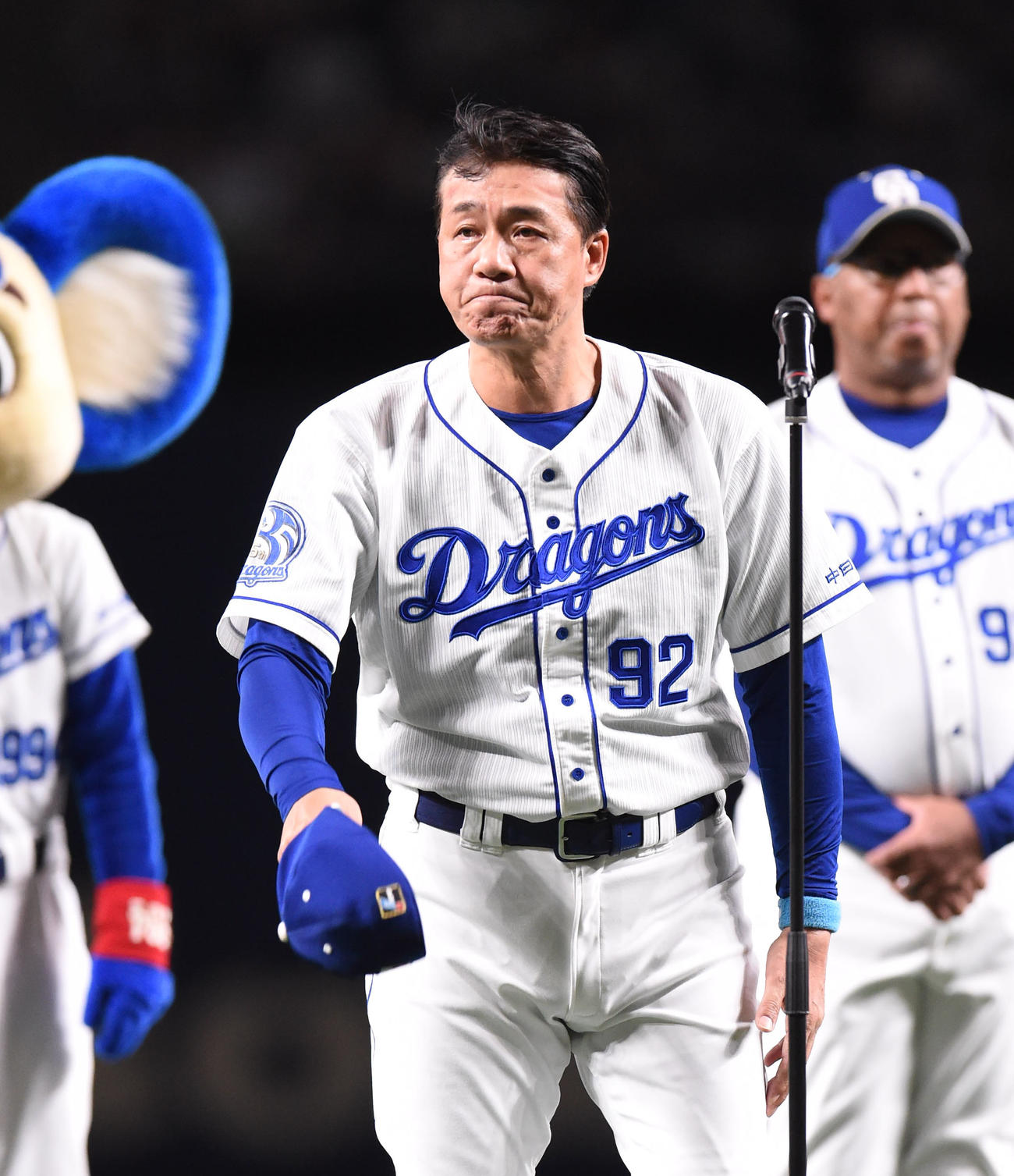 中日対ヤクルト　試合後、本拠地最終戦セレモニーであいさつする与田監督（撮影・森本幸一）