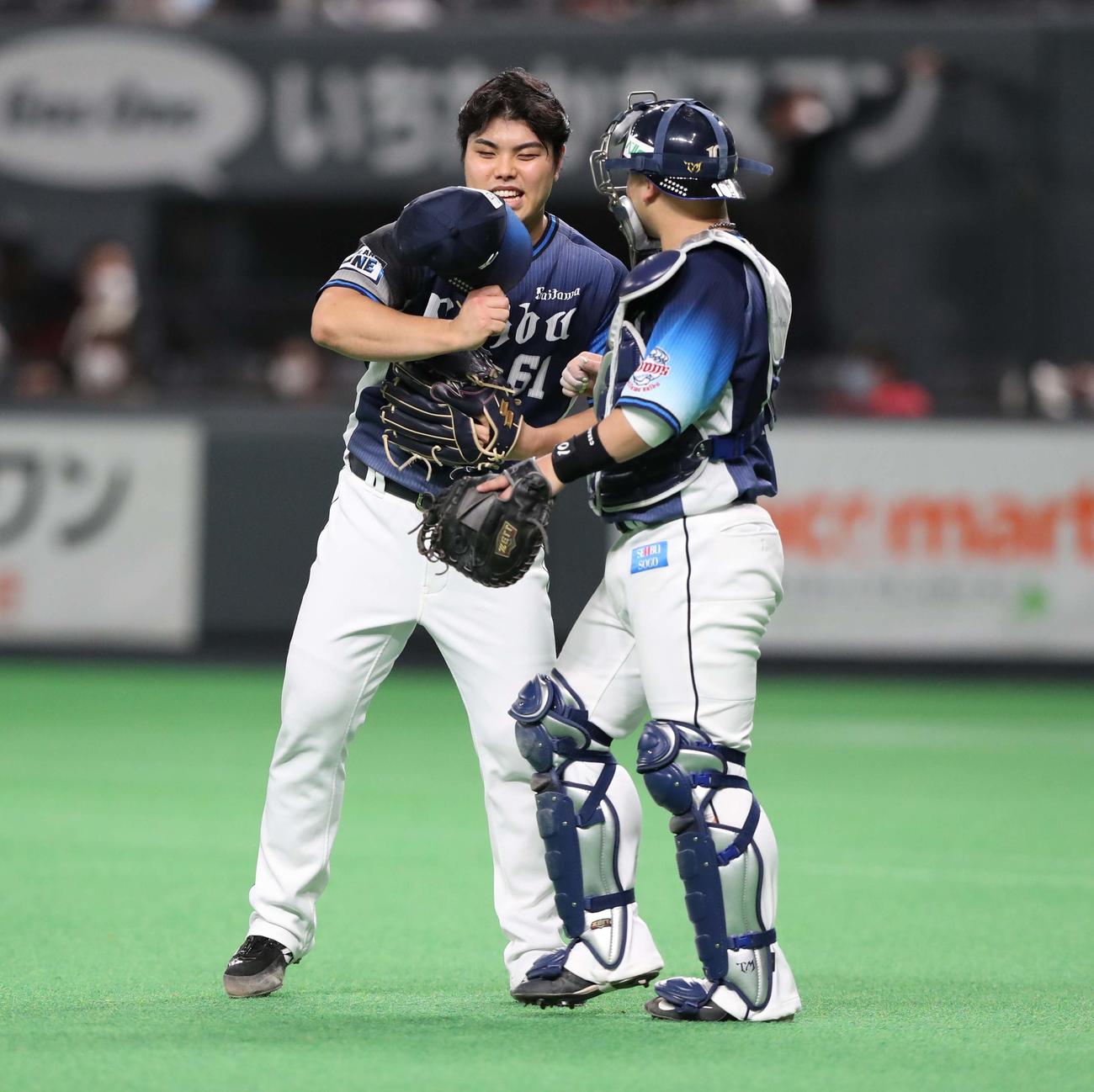 日本ハム対西武　試合後、森（右）とタッチする平良（撮影・黒川智章）