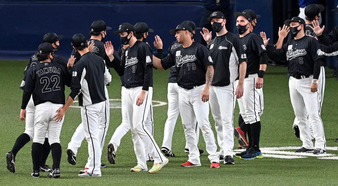 オリックス対ロッテ　オリックスに勝利、マジック9が点灯しナインを迎える井口監督（右）らロッテナイン（撮影・前岡正明）