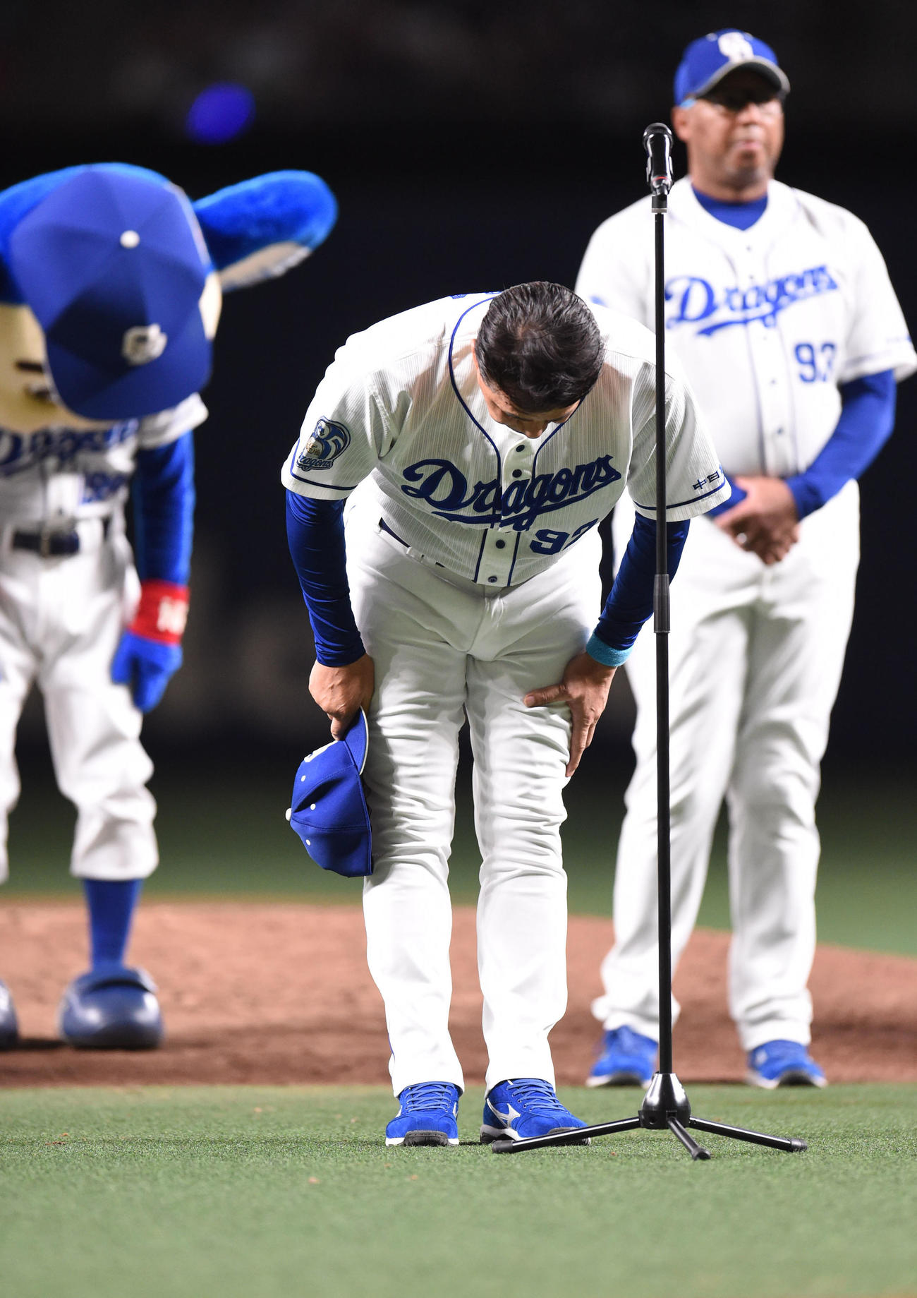 中日対ヤクルト　試合後、本拠地最終戦セレモニーであいさつを終え一礼する与田監督（撮影・森本幸一）