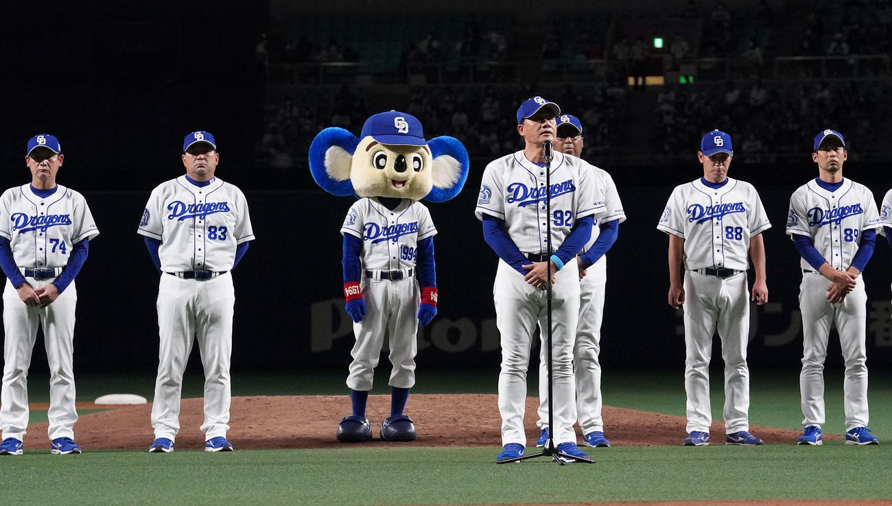 中日対ヤクルト　試合後、本拠地最終戦セレモニーであいさつする与田監督（撮影・森本幸一）