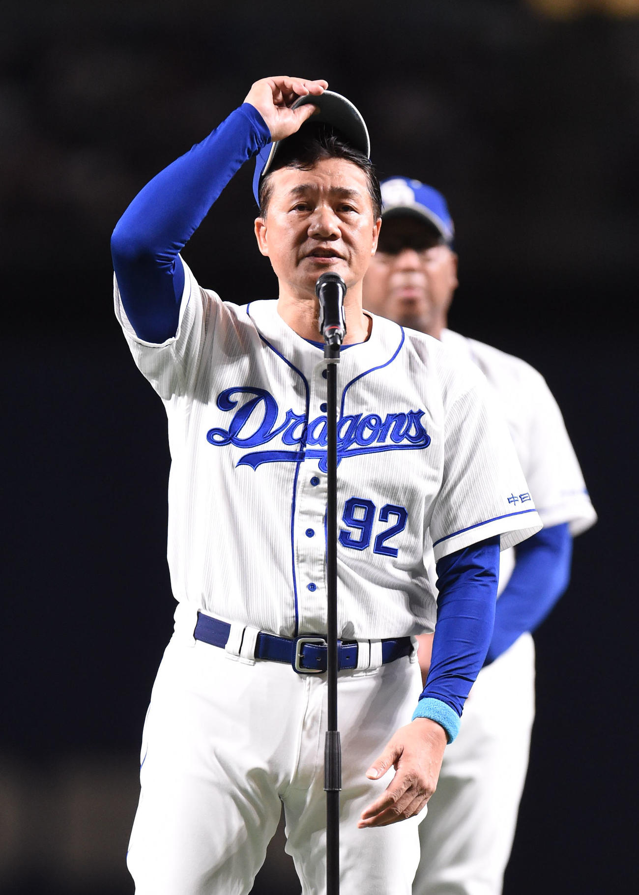 中日対ヤクルト　試合後、本拠地最終戦セレモニーであいさつする与田監督（撮影・森本幸一）