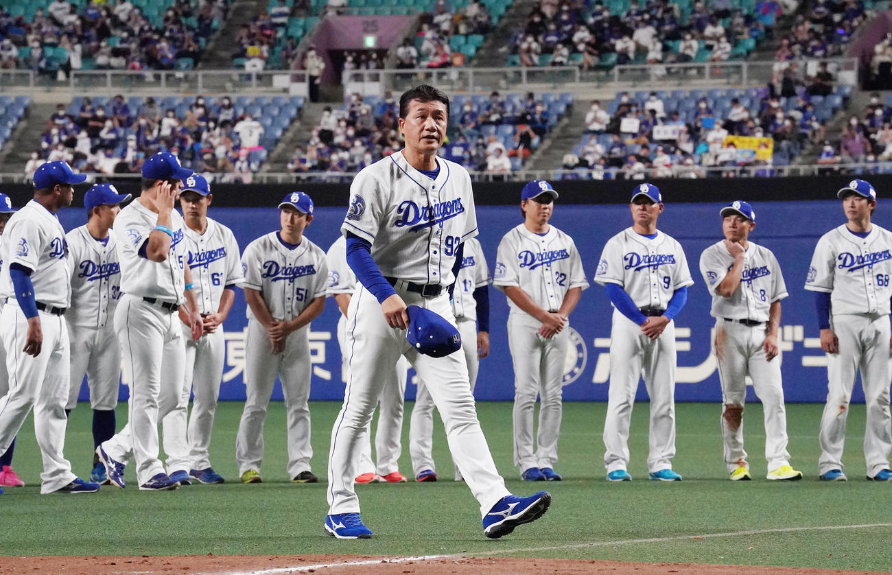 中日対ヤクルト　試合後、本拠地最終戦セレモニーであいさつを終え引き揚げる与田監督（撮影・森本幸一）