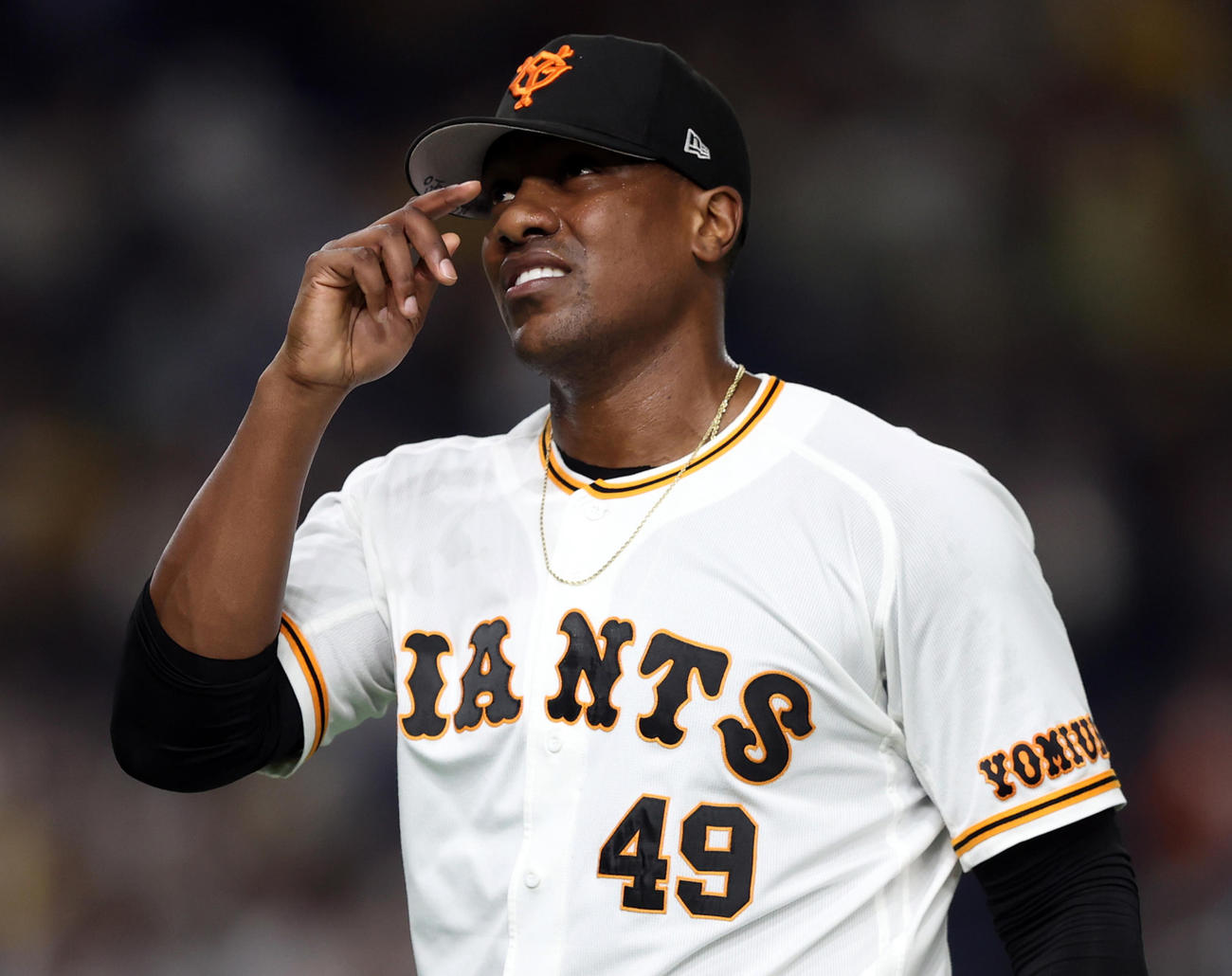 巨人対阪神　9回表途中、降板するビエイラ（撮影・狩俣裕三）