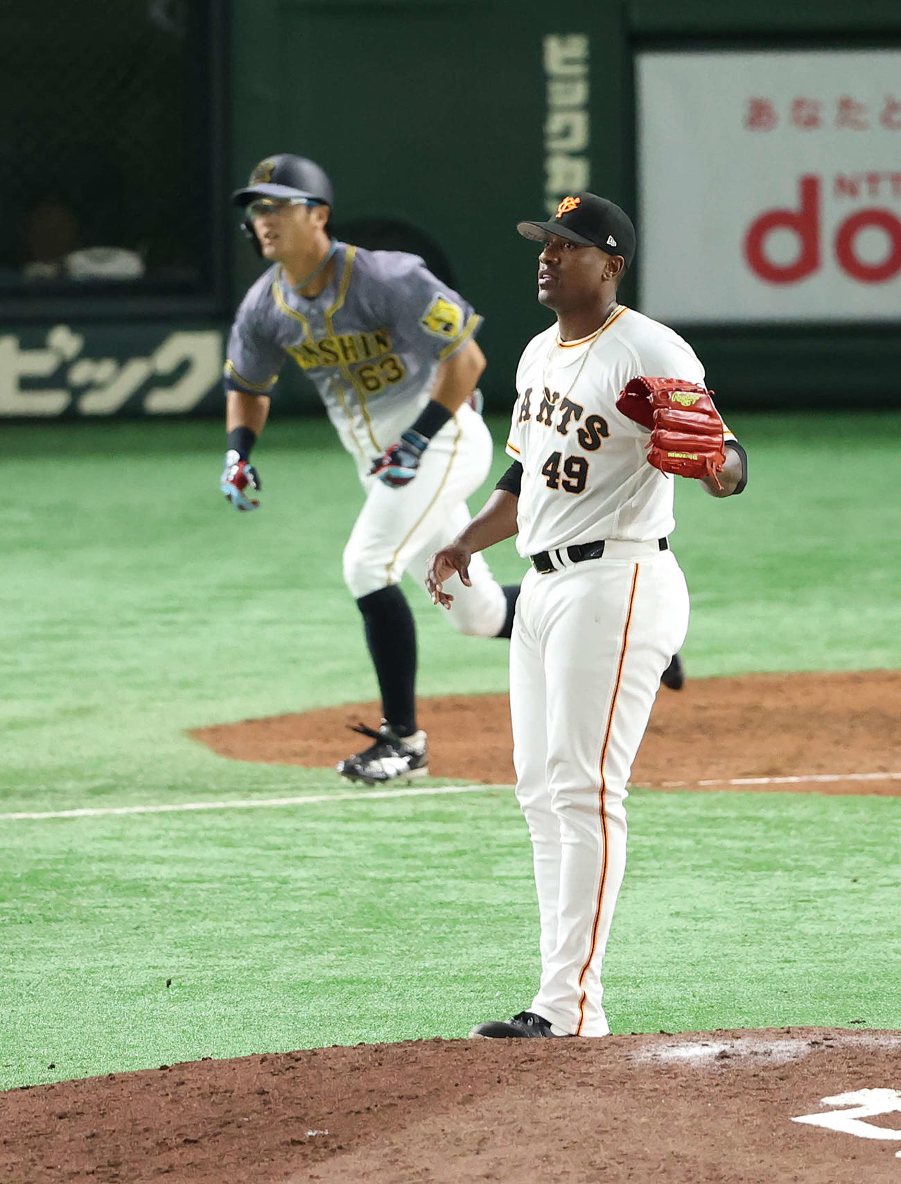 巨人対阪神　9回表阪神2死一、二塁、板山（後方）に先制の適時二塁打を浴びるビエイラ（撮影・河野匠）