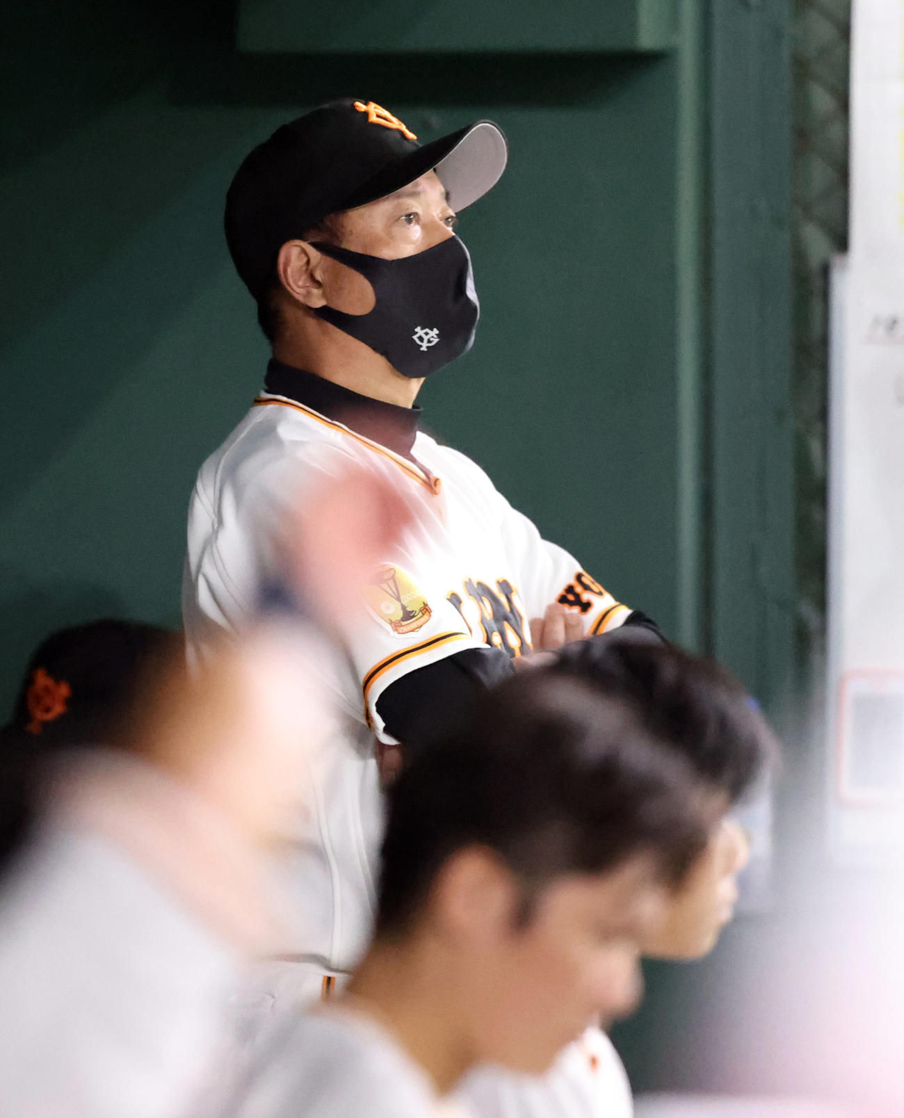 巨人対阪神　7回裏途中、腕組みをし戦況を見つめる原監督（撮影・狩俣裕三）