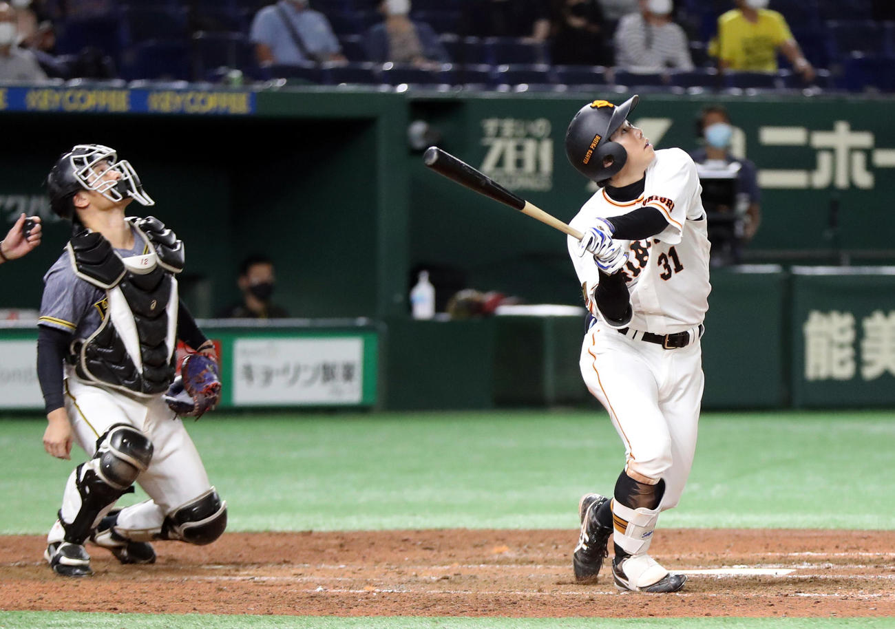 巨人対阪神　8回裏巨人2死、二飛に打ち取られる松原（右）。捕手坂本（撮影・狩俣裕三）