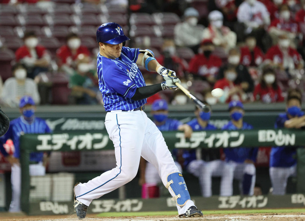 広島対DeNA 8回表DeNA無死、牧は左二塁打を放つ（撮影・加藤孝規）