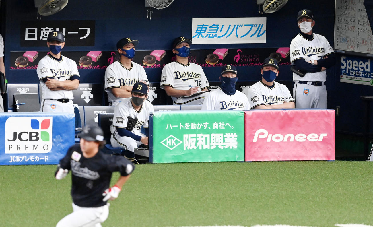 オリックス対ロッテ　3回表ロッテ2死三塁、藤岡に右前適時打を打たれ重苦しい雰囲気の中嶋監督（中央）らオリックスベンチ（撮影・前岡正明）