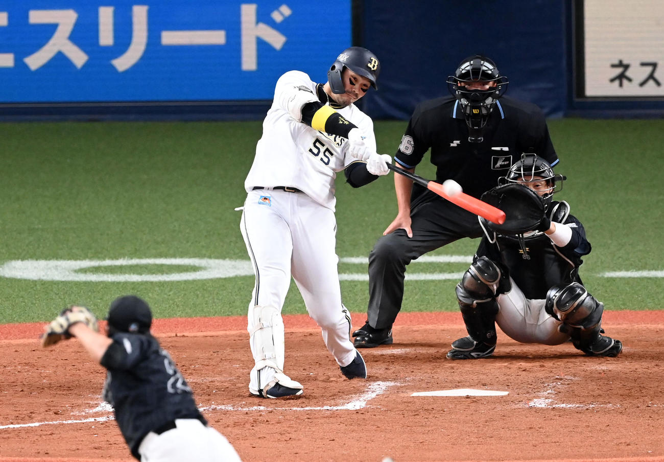 オリックス対ロッテ　9回裏オリックス2死、T－岡田は右越え本塁打を放つ（撮影・前岡正明）