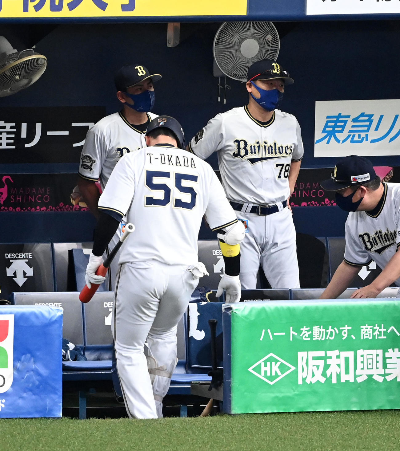 オリックス対ロッテ　8回裏オリックス無死一、二塁、代打のT－岡田が見逃しの三振に倒れ厳しい表情の中嶋監督（撮影・前岡正明）