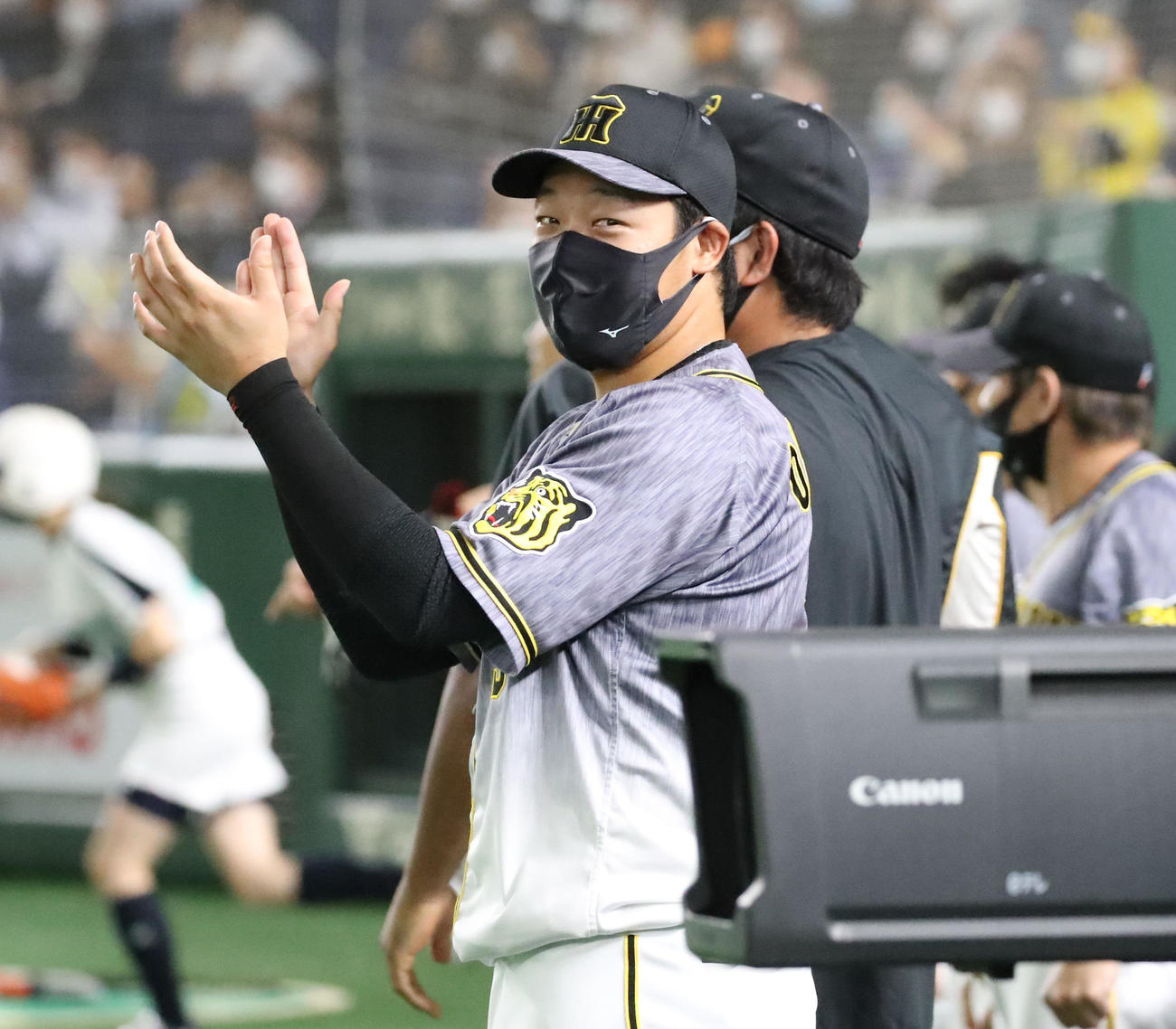 巨人対阪神　9回表阪神2死一、二塁ベンチの大山は板山の右越え適時二塁打に笑顔で拍手（撮影・加藤哉）