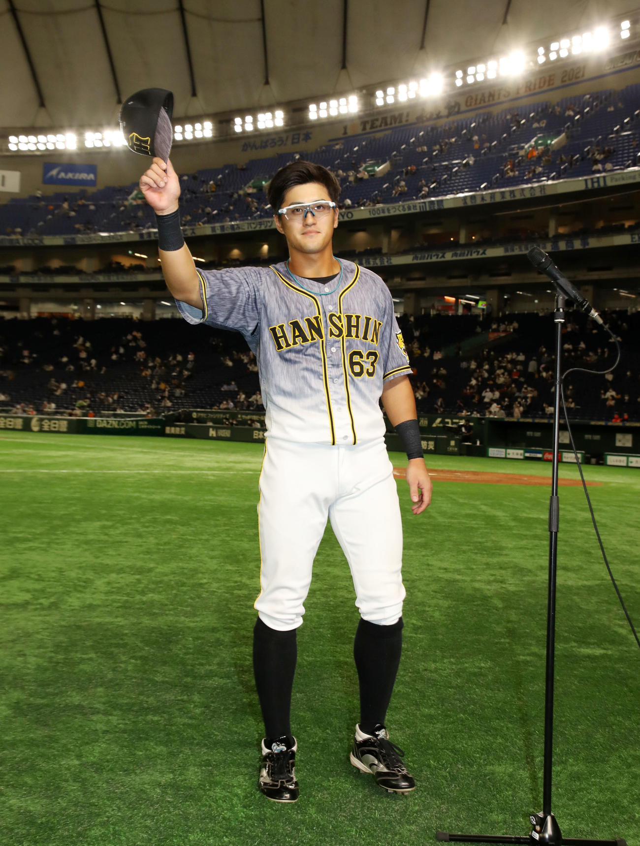 巨人対阪神　巨人に勝利しヒーローインタビューを受けスタンドにあいさつする板山（撮影・加藤哉）