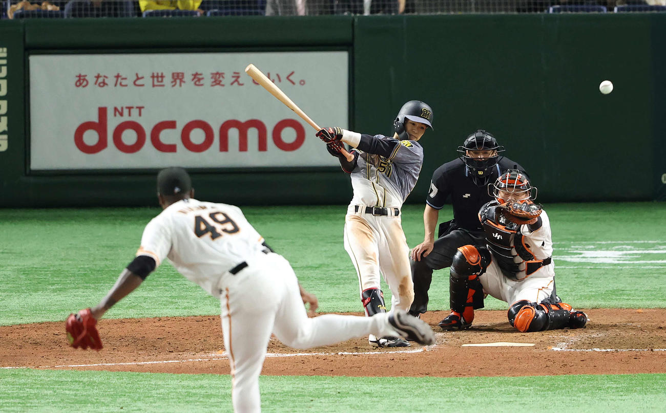 巨人対阪神　9回表阪神無死、左前打を放つ中野。投手ビエイラ（撮影・河野匠）