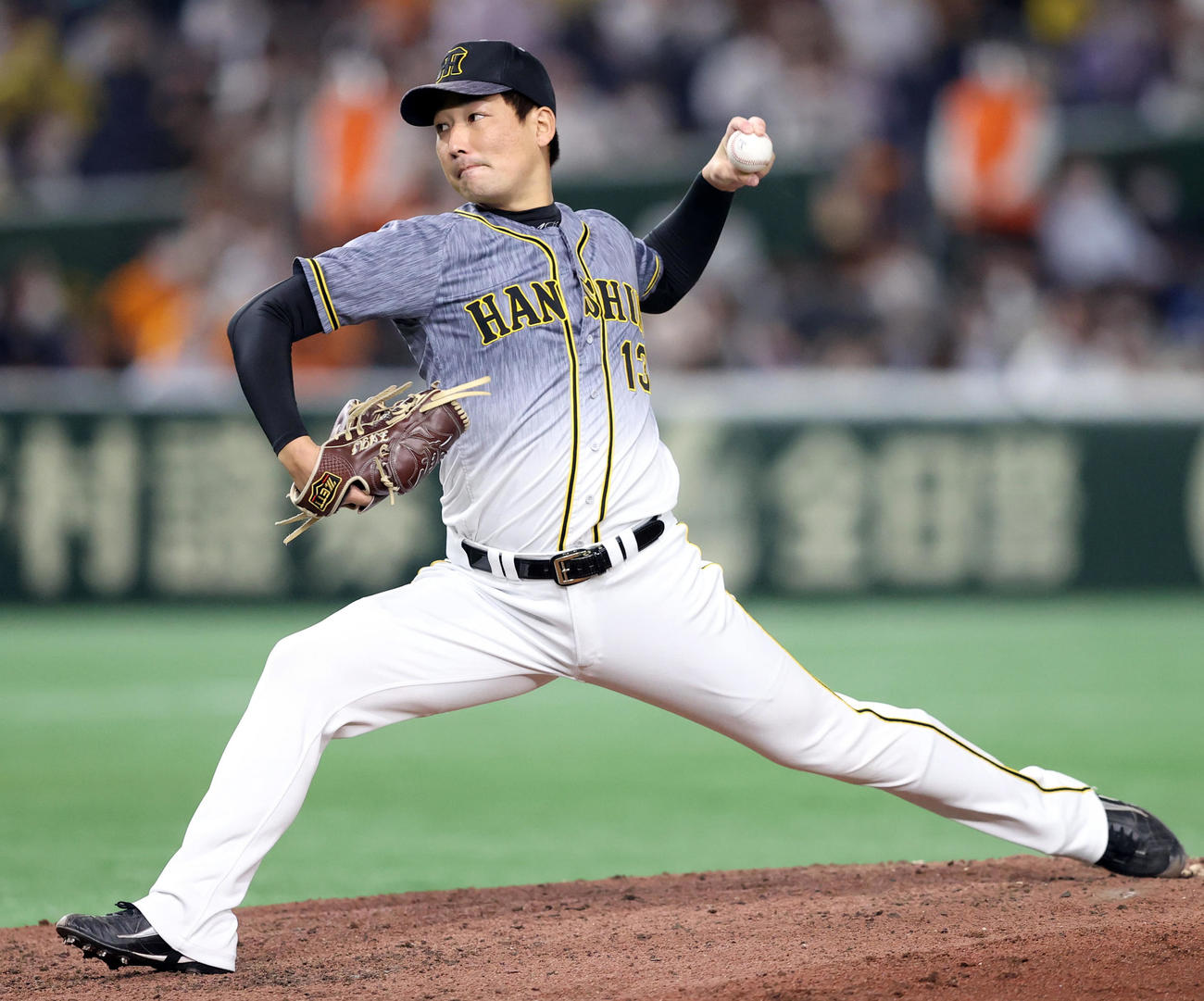 巨人対阪神　8回裏から登板する岩崎（撮影・狩俣裕三）