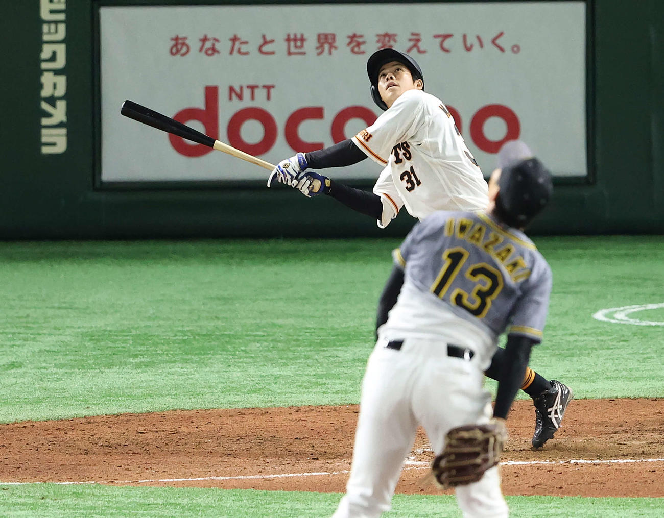 巨人対阪神　8回裏巨人2死、二飛に倒れる松原。投手岩崎（撮影・河野匠）