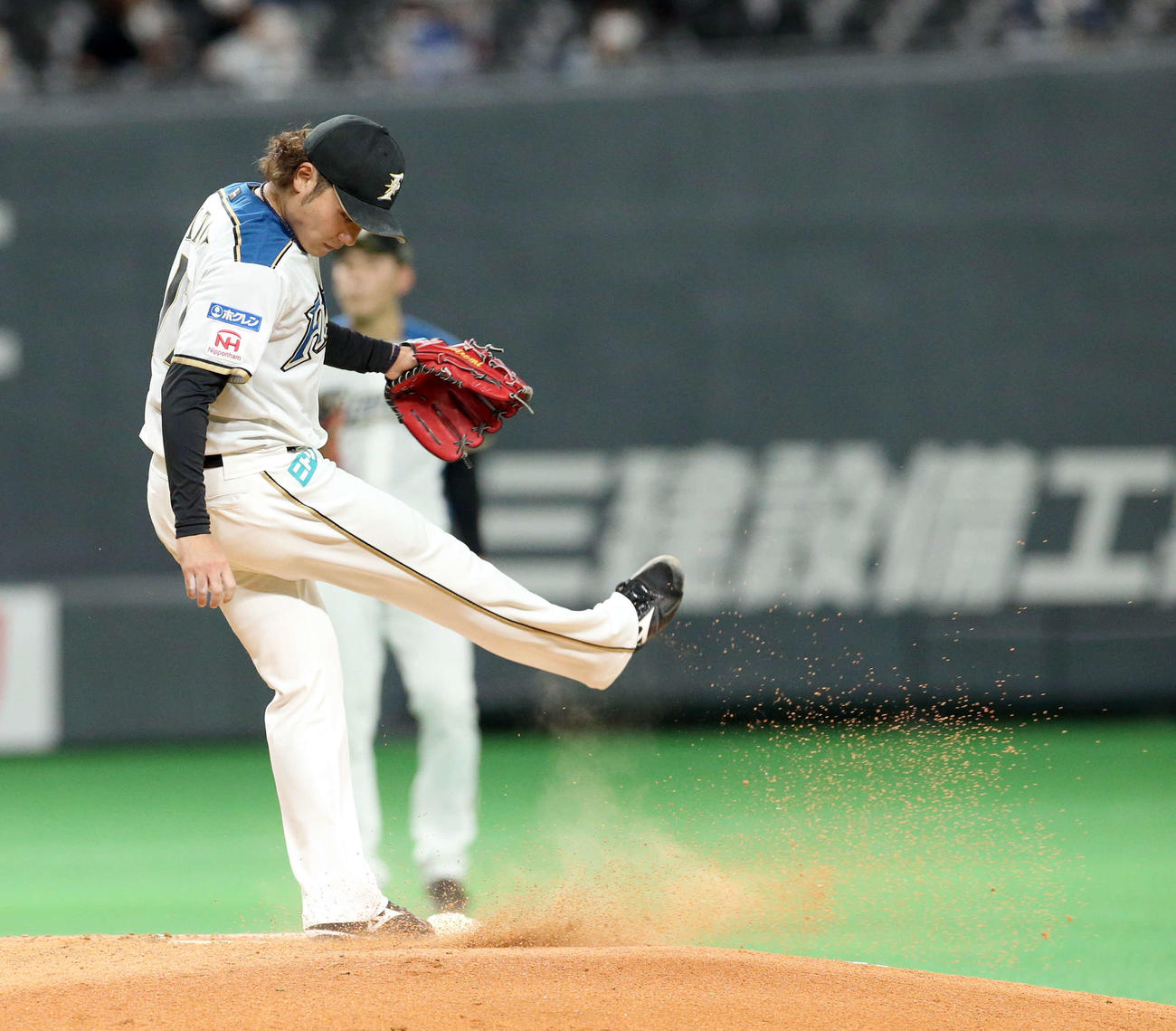 日本ハム対西武　6回表西武無死二塁、中村に先制となる左越え2点本塁打を浴びマウンドを蹴る日本ハム伊藤（撮影・佐藤翔太）