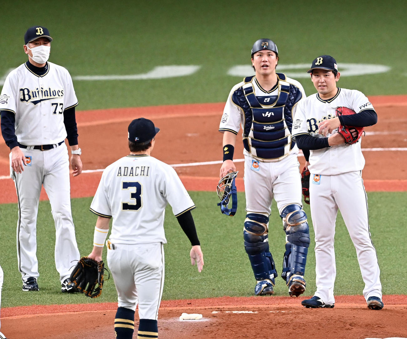 オリックス対ロッテ　1回表ロッテ1死一、二塁、レアードに先制左適時二塁打を打たれがっくりする宮城（右）。左は高山コーチ（撮影・前岡正明）
