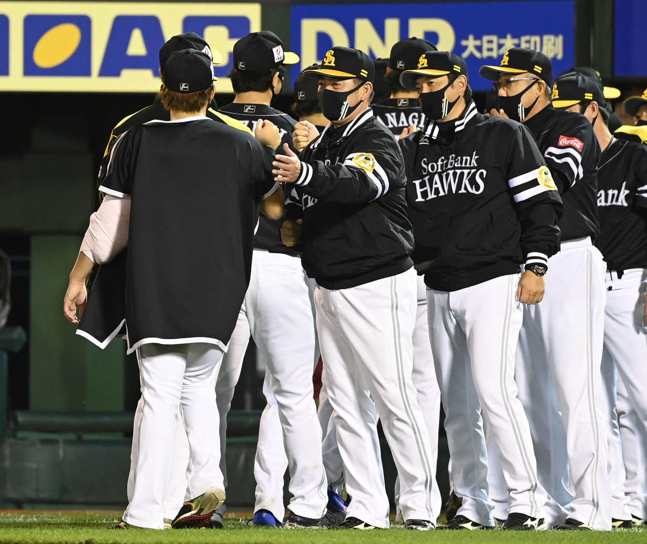 楽天対ソフトバンク　選手と勝利を喜ぶソフトバンク工藤監督（中央）（撮影・山崎安昭）